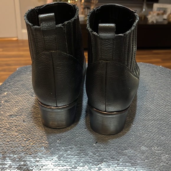 MARC FISHER - POINTY TOE LEATHER BOOTIES SIZE 8 - Picture 3 of 10